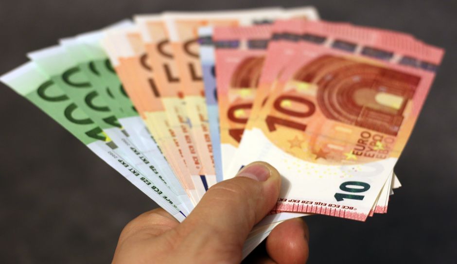 Fajos de billetes de euro listos para ingresar en el banco