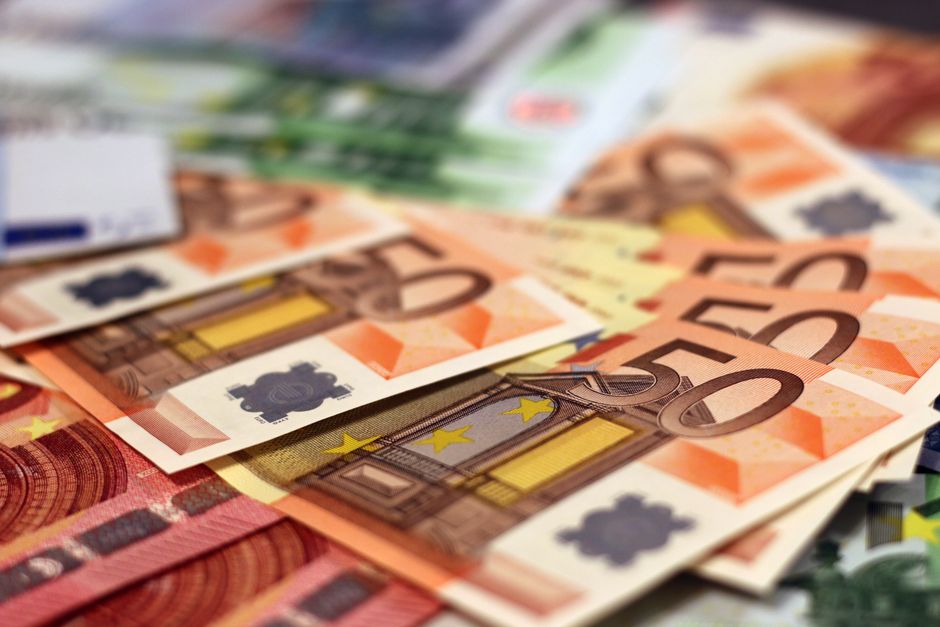 Billetes de euro contados sobre una mesa