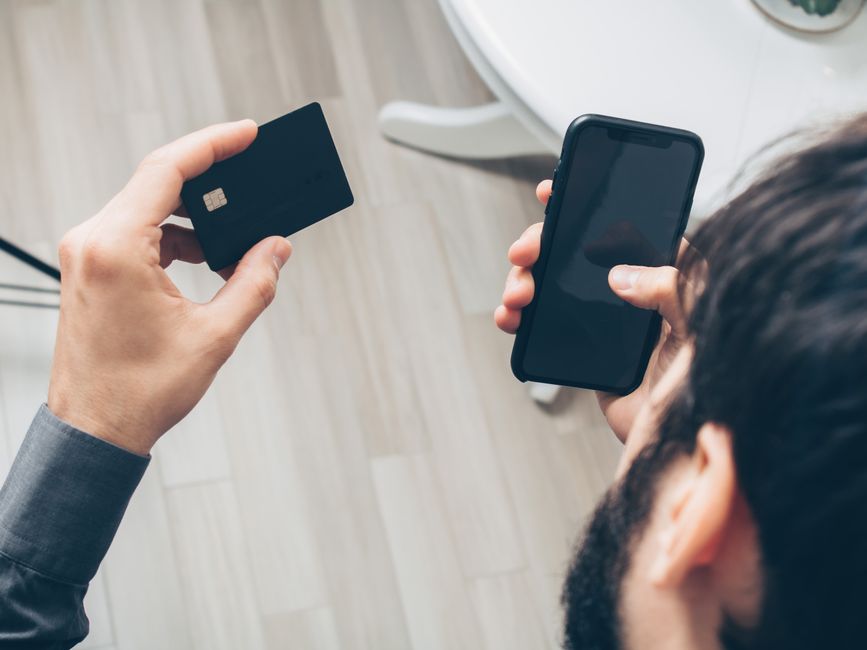 Hombre comprobando en el móvil si ha llegado una transferencia