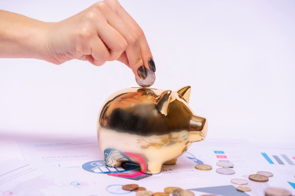 Hucha de cerdito rosa sobre fondo neutro, representando el ahorro a plazo