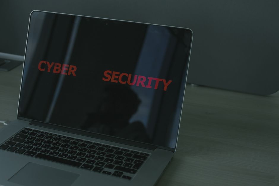 Pantalla de un portátil con el mensaje «Cyber Security» en rojo