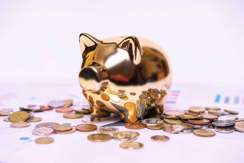 Monedas doradas y plateadas escampadas, símbolo del ahorro y la rentabilidad