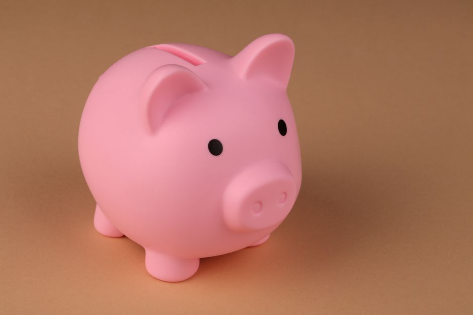 Hucha en forma de cerdito rosa, símbolo del ahorro garantizado por el FGD