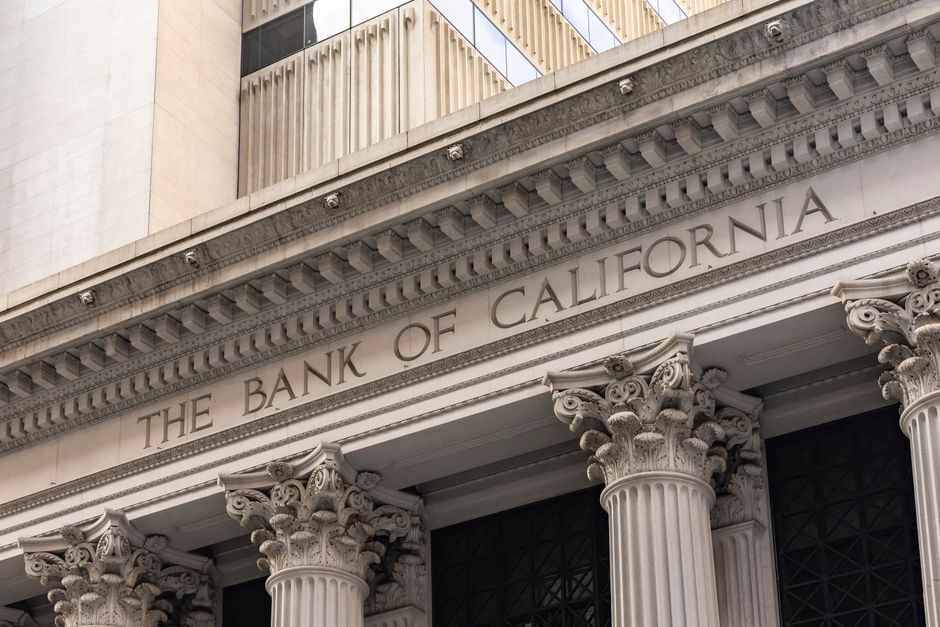 Edificio de banco clásico con columnas, símbolo de solidez y seguridad financiera